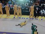 kobe injured after fadeaway